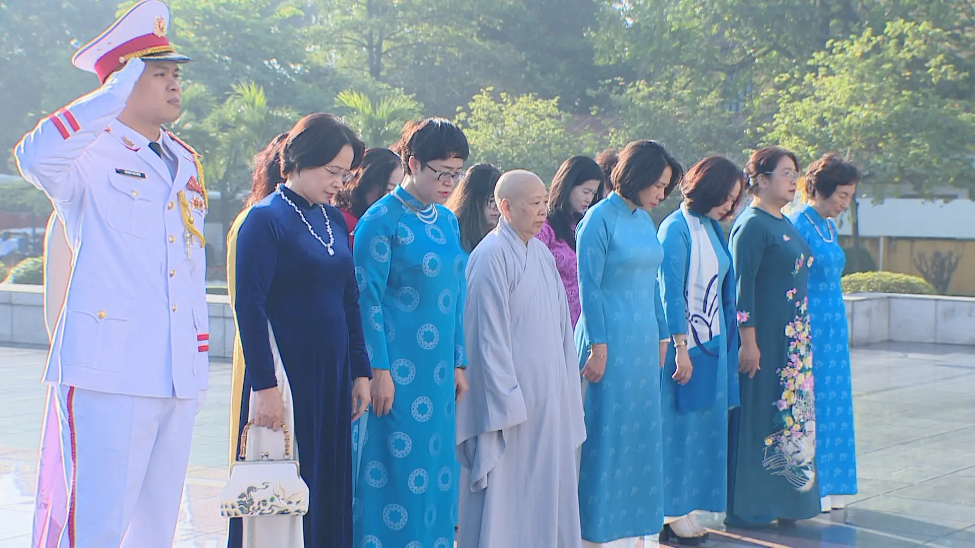 Phụ nữ Thủ đô viếng lăng Chủ tịch Hồ Chí Minh